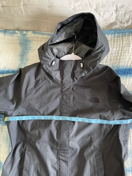 The North Face Gray Dot Print Hooded Rain Shell Jacket - Picture 15 of 17